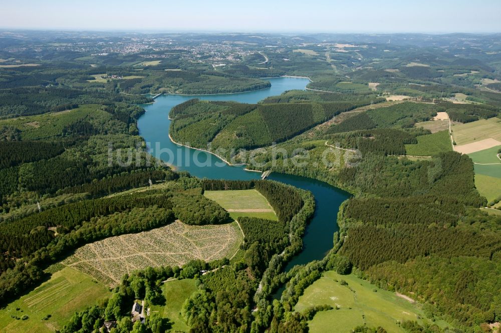 Lüdenscheid von oben - Uferbereiche am Stausee der Versetalsperre in Lüdenscheid im Bundesland Nordrhein-Westfalen