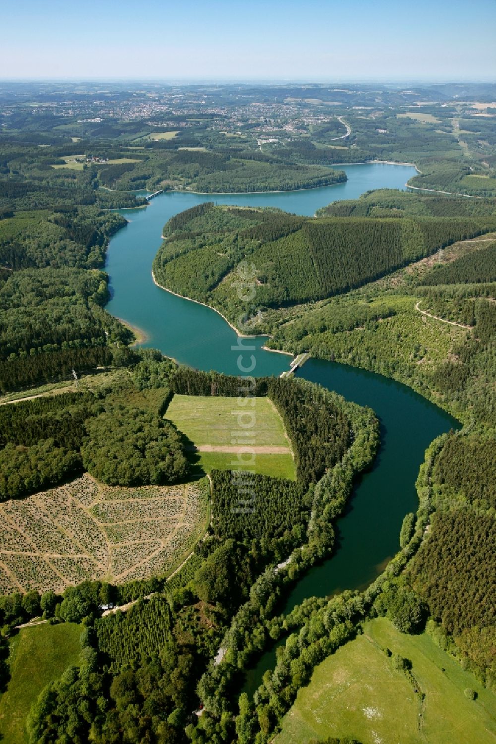 Lüdenscheid aus der Vogelperspektive: Uferbereiche am Stausee der Versetalsperre in Lüdenscheid im Bundesland Nordrhein-Westfalen