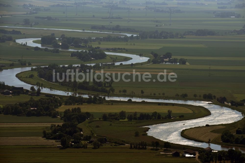 Itzehoe aus der Vogelperspektive: Uferbereiche am Stör Flußverlauf in Itzehoe im Bundesland Schleswig-Holstein