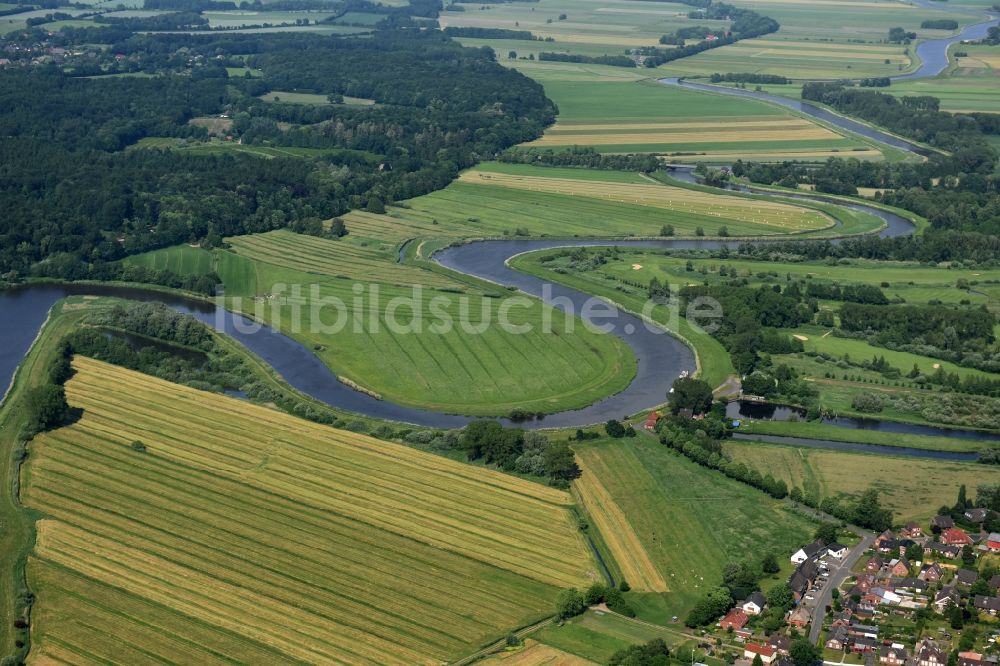 Münsterdorf aus der Vogelperspektive: Uferbereiche am Stör Flußverlauf in Münsterdorf im Bundesland Schleswig-Holstein