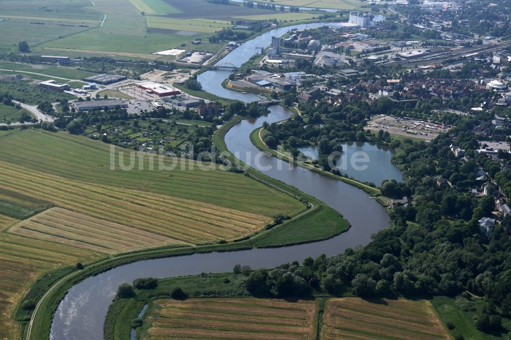 Luftaufnahme Oelixdorf - Uferbereiche am Stör Flußverlauf in Oelixdorf im Bundesland Schleswig-Holstein