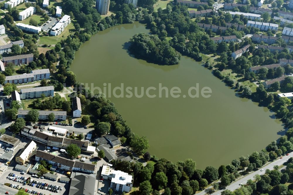 Luftaufnahme Wolfsburg - Uferbereiche der Teichanlage Neuer Teich in Wolfsburg im Bundesland Niedersachsen