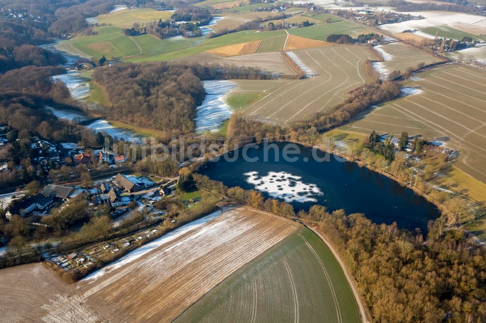 Heiligenhaus von oben - Uferbereiche des Teichanlagen zur Fischzucht Abtskücher Teich in Heiligenhaus im Bundesland Nordrhein-Westfalen