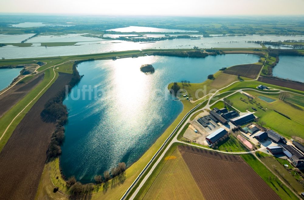 Wesel von oben - Uferbereiche des Teichanlagen zur Fischzucht Am Drögenkamp in Wesel im Bundesland Nordrhein-Westfalen