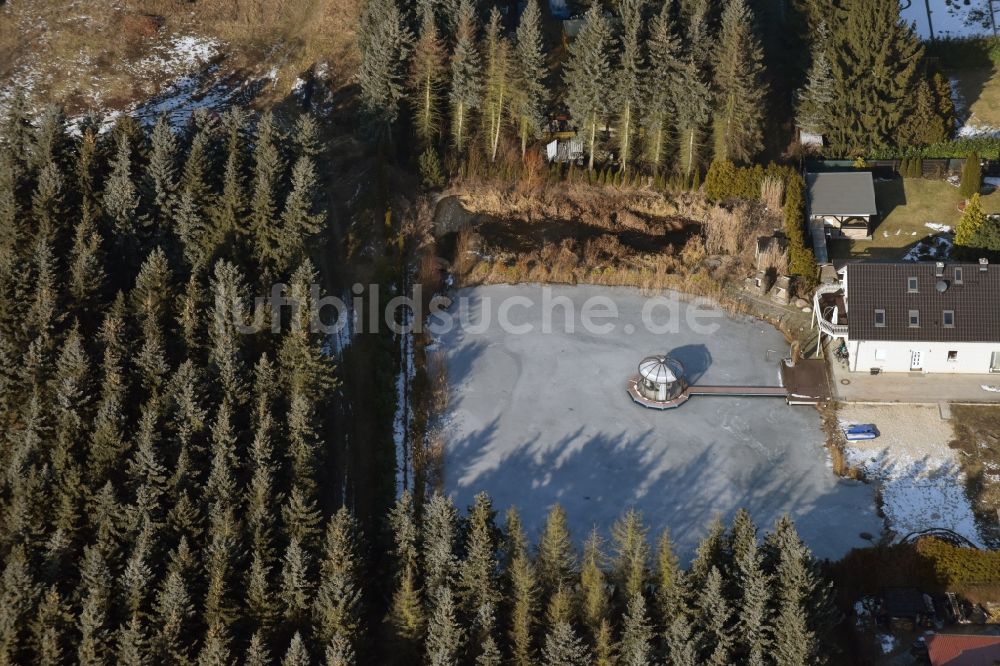 Bernau von oben - Uferbereiche der Teichanlagen zur Fischzucht an der Edelweißstraße in Bernau im Bundesland Brandenburg