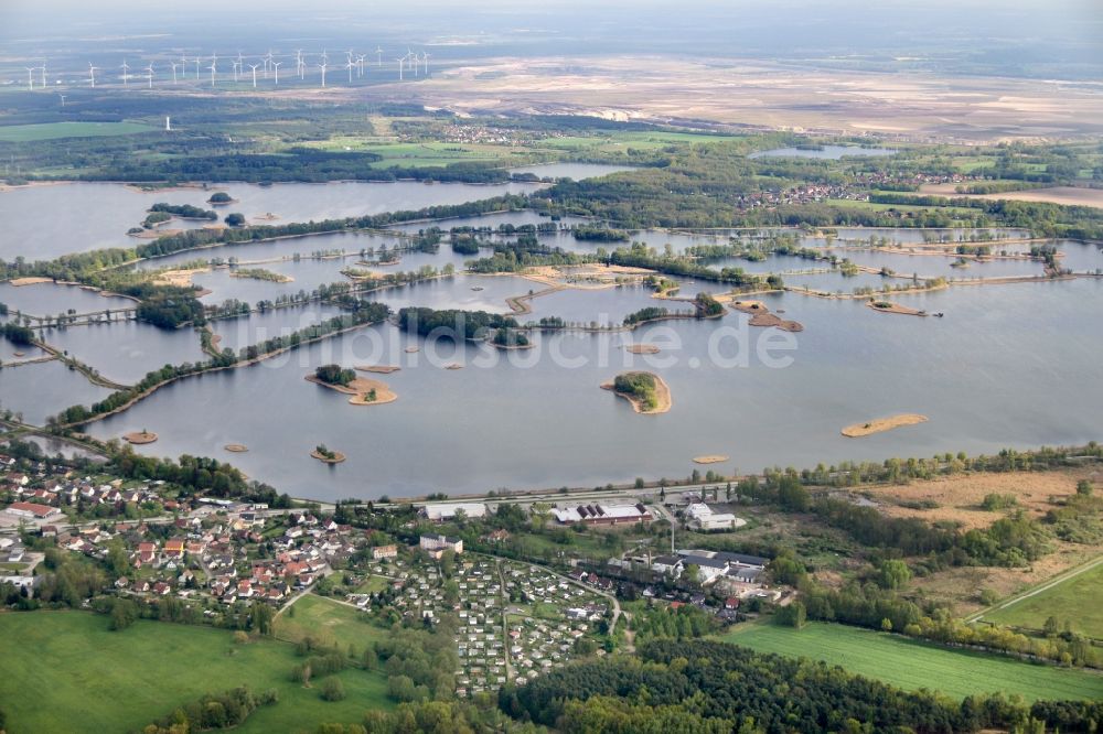 Teichland von oben - Uferbereiche der Teichanlagen zur Fischzucht Peitzer Teiche in Teichland im Bundesland Brandenburg, Deutschland