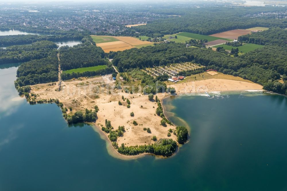 Voerde (Niederrhein) von oben - Uferbereiche des Tenderingssee und des Freibades Strandbad Tenderingssee in Voerde (Niederrhein) im Bundesland Nordrhein-Westfalen - NRW, Deutschland