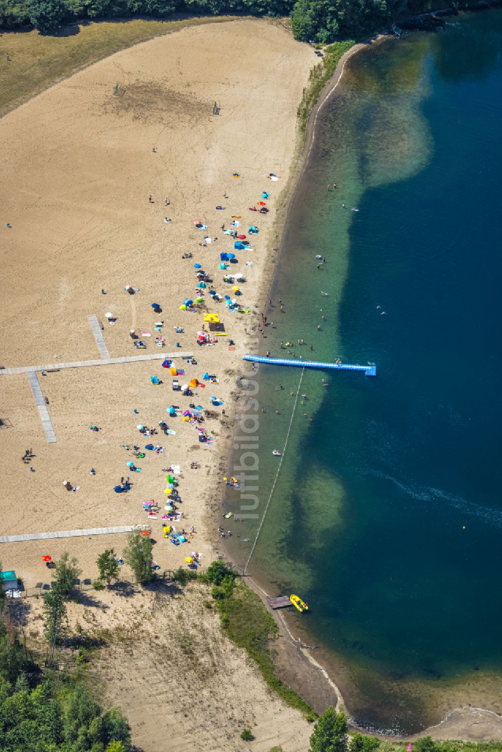 Voerde (Niederrhein) aus der Vogelperspektive: Uferbereiche des Tenderingssee und des Freibades Strandbad Tenderingssee in Voerde (Niederrhein) im Bundesland Nordrhein-Westfalen - NRW, Deutschland