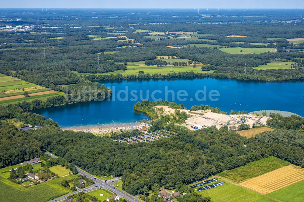 Voerde (Niederrhein) aus der Vogelperspektive: Uferbereiche des Tenderingssee und des Freibades Strandbad Tenderingssee in Voerde (Niederrhein) im Bundesland Nordrhein-Westfalen - NRW, Deutschland