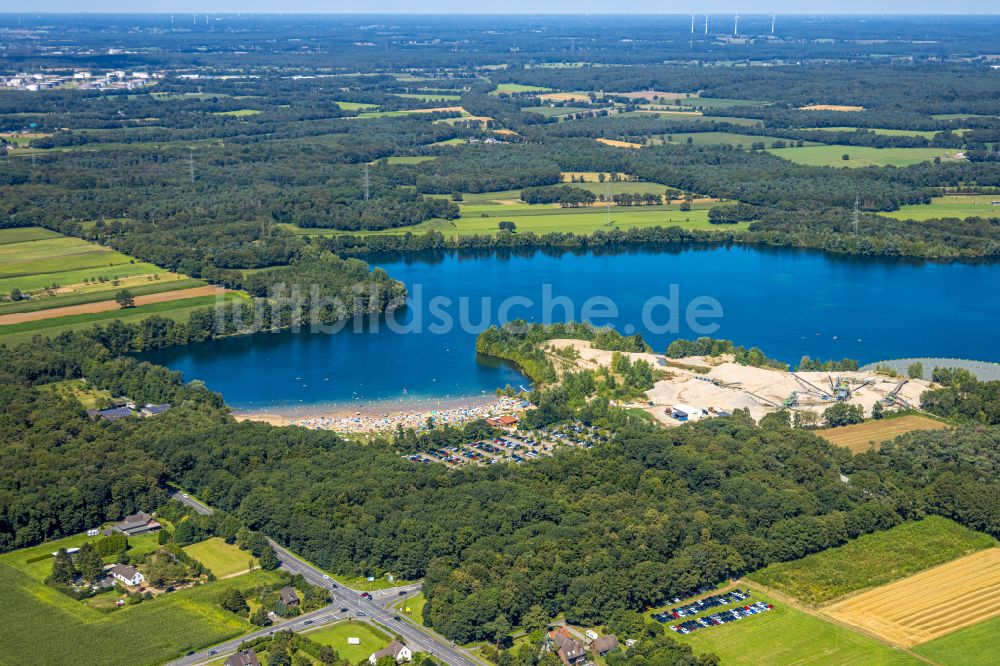 Voerde (Niederrhein) aus der Vogelperspektive: Uferbereiche des Tenderingssee und des Freibades Strandbad Tenderingssee in Voerde (Niederrhein) im Bundesland Nordrhein-Westfalen - NRW, Deutschland