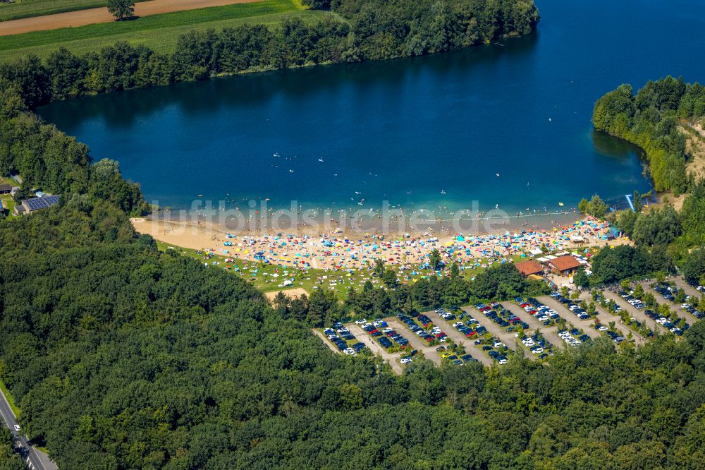 Luftbild Voerde (Niederrhein) - Uferbereiche des Tenderingssee und des Freibades Strandbad Tenderingssee in Voerde (Niederrhein) im Bundesland Nordrhein-Westfalen - NRW, Deutschland