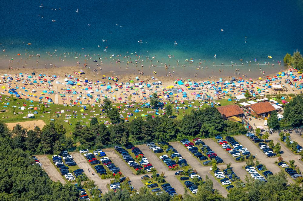 Luftaufnahme Voerde (Niederrhein) - Uferbereiche des Tenderingssee und des Freibades Strandbad Tenderingssee in Voerde (Niederrhein) im Bundesland Nordrhein-Westfalen - NRW, Deutschland