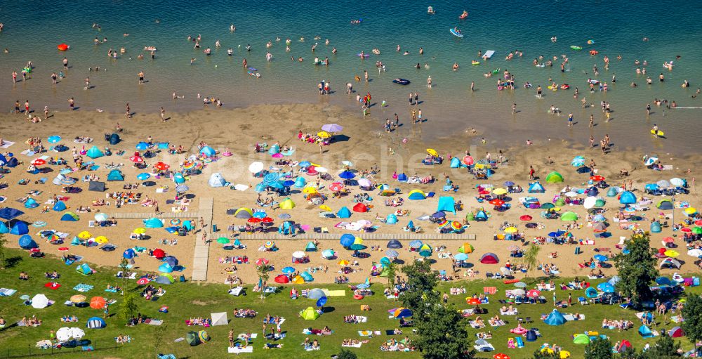 Voerde (Niederrhein) von oben - Uferbereiche des Tenderingssee und des Freibades Strandbad Tenderingssee in Voerde (Niederrhein) im Bundesland Nordrhein-Westfalen - NRW, Deutschland