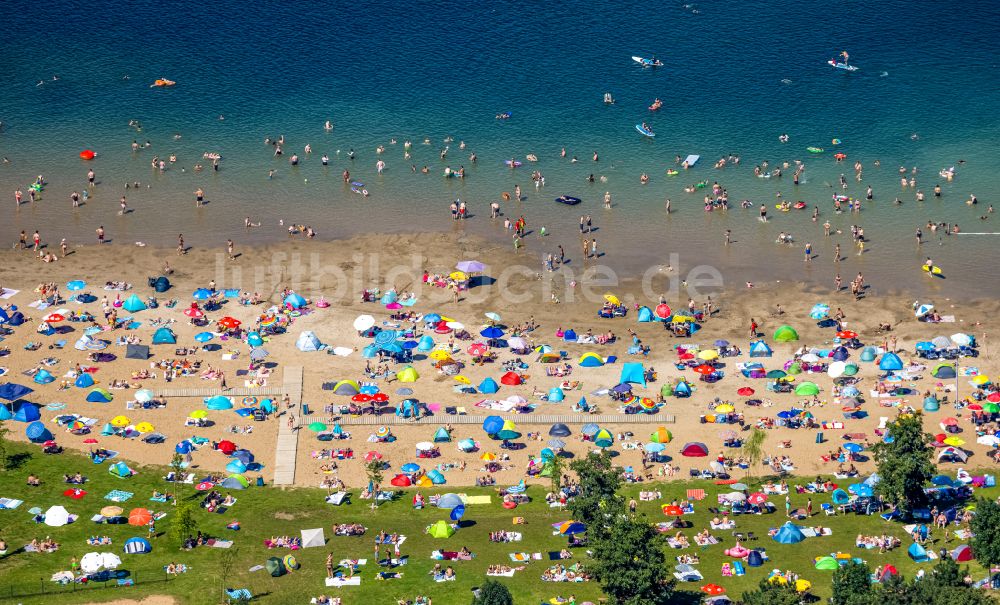 Voerde (Niederrhein) aus der Vogelperspektive: Uferbereiche des Tenderingssee und des Freibades Strandbad Tenderingssee in Voerde (Niederrhein) im Bundesland Nordrhein-Westfalen - NRW, Deutschland