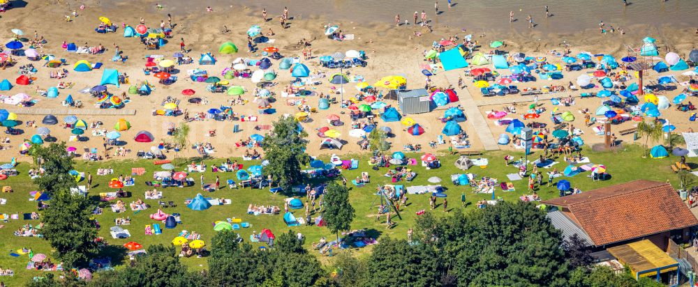 Luftaufnahme Voerde (Niederrhein) - Uferbereiche des Tenderingssee und des Freibades Strandbad Tenderingssee in Voerde (Niederrhein) im Bundesland Nordrhein-Westfalen - NRW, Deutschland