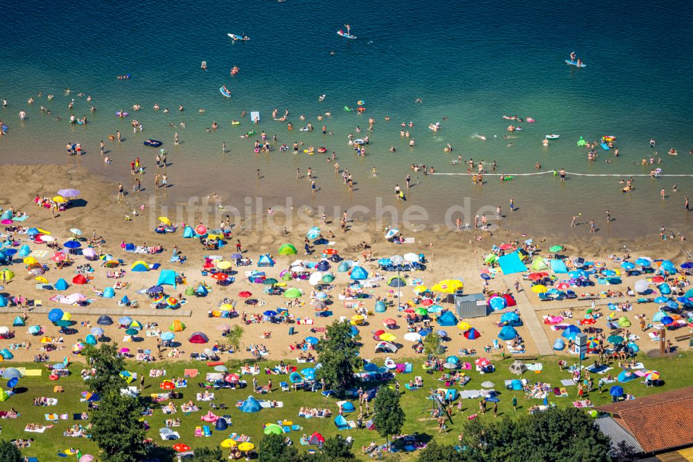 Voerde (Niederrhein) von oben - Uferbereiche des Tenderingssee und des Freibades Strandbad Tenderingssee in Voerde (Niederrhein) im Bundesland Nordrhein-Westfalen - NRW, Deutschland