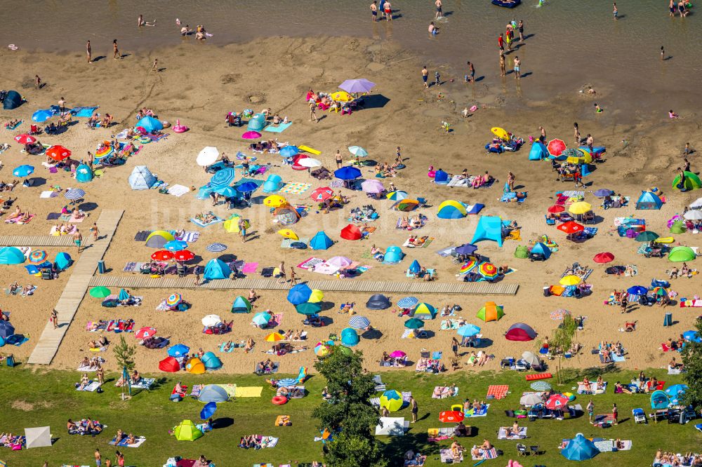 Voerde (Niederrhein) aus der Vogelperspektive: Uferbereiche des Tenderingssee und des Freibades Strandbad Tenderingssee in Voerde (Niederrhein) im Bundesland Nordrhein-Westfalen - NRW, Deutschland