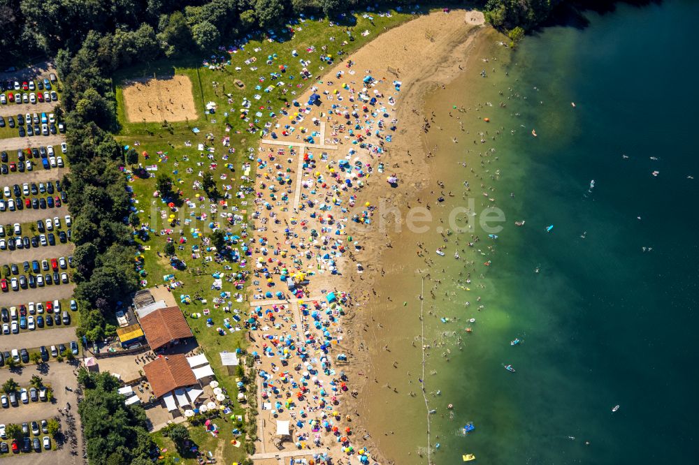 Luftaufnahme Voerde (Niederrhein) - Uferbereiche des Tenderingssee und des Freibades Strandbad Tenderingssee in Voerde (Niederrhein) im Bundesland Nordrhein-Westfalen - NRW, Deutschland