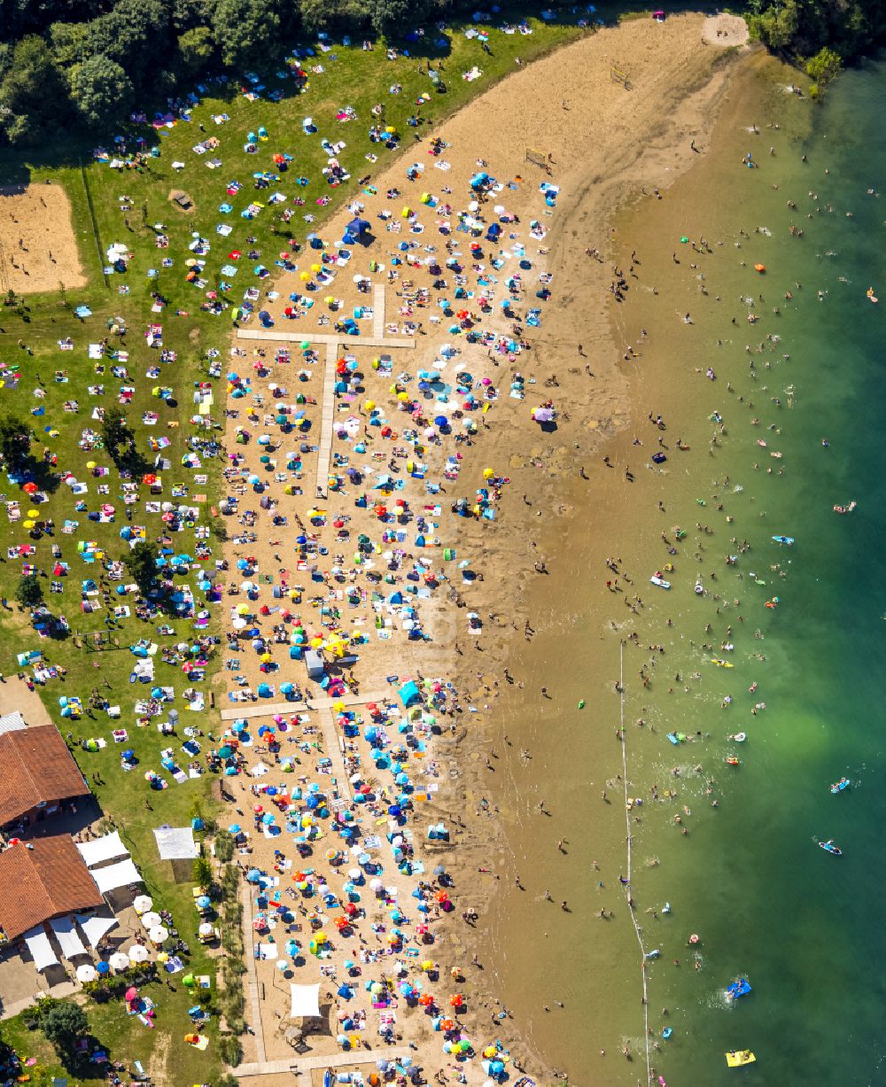 Voerde (Niederrhein) von oben - Uferbereiche des Tenderingssee und des Freibades Strandbad Tenderingssee in Voerde (Niederrhein) im Bundesland Nordrhein-Westfalen - NRW, Deutschland