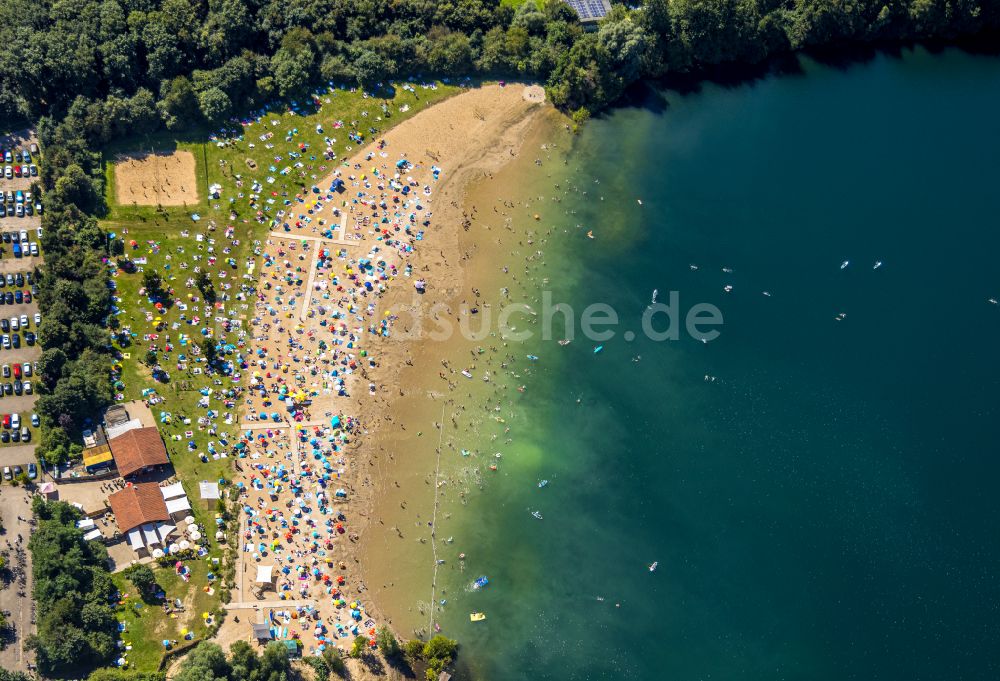 Voerde (Niederrhein) aus der Vogelperspektive: Uferbereiche des Tenderingssee und des Freibades Strandbad Tenderingssee in Voerde (Niederrhein) im Bundesland Nordrhein-Westfalen - NRW, Deutschland