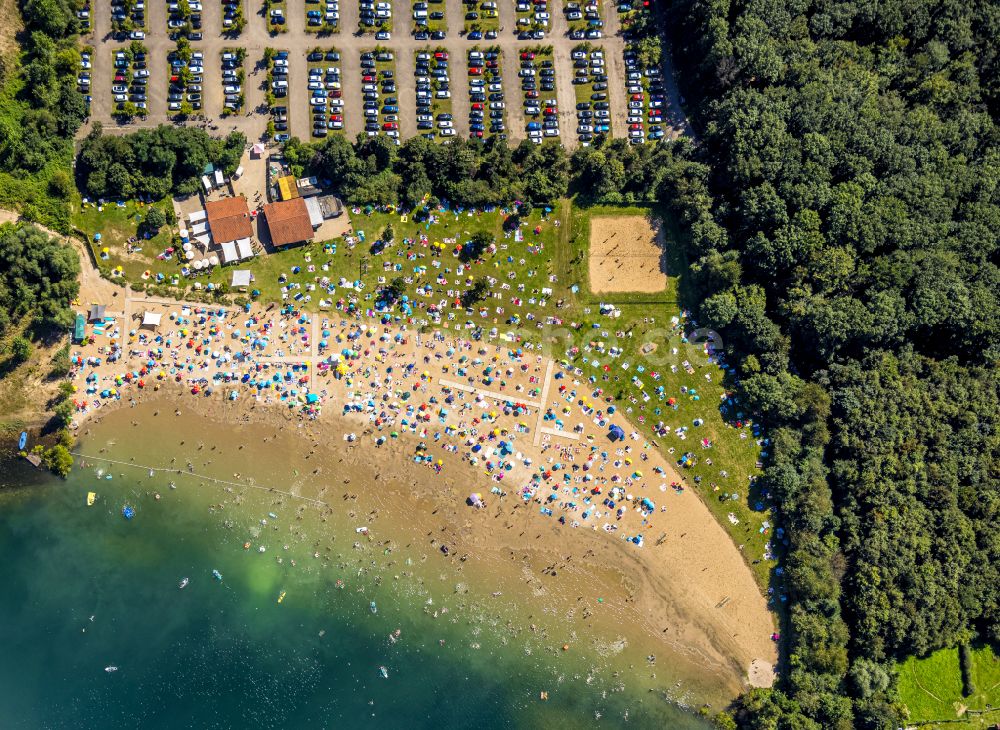 Luftbild Voerde (Niederrhein) - Uferbereiche des Tenderingssee und des Freibades Strandbad Tenderingssee in Voerde (Niederrhein) im Bundesland Nordrhein-Westfalen - NRW, Deutschland