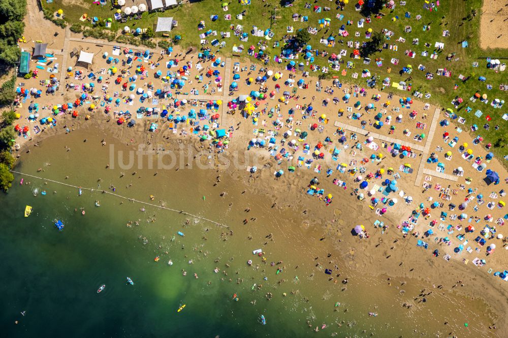 Luftaufnahme Voerde (Niederrhein) - Uferbereiche des Tenderingssee und des Freibades Strandbad Tenderingssee in Voerde (Niederrhein) im Bundesland Nordrhein-Westfalen - NRW, Deutschland