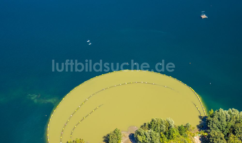 Voerde (Niederrhein) aus der Vogelperspektive: Uferbereiche des Tenderingssee und des Freibades Strandbad Tenderingssee in Voerde (Niederrhein) im Bundesland Nordrhein-Westfalen - NRW, Deutschland