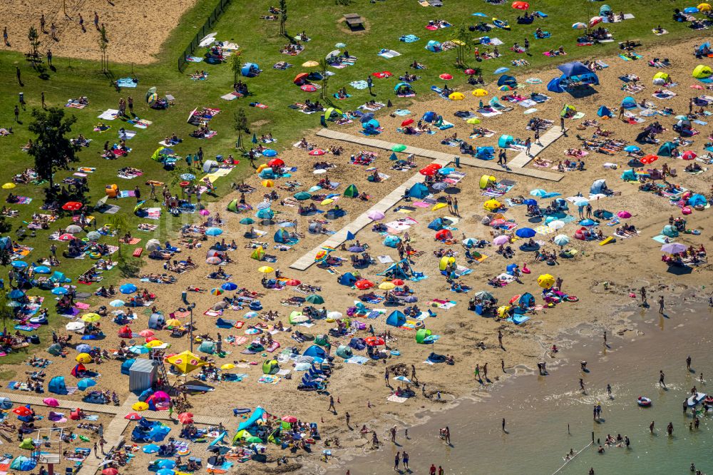 Luftbild Voerde (Niederrhein) - Uferbereiche des Tenderingssee und des Freibades Strandbad Tenderingssee in Voerde (Niederrhein) im Bundesland Nordrhein-Westfalen - NRW, Deutschland