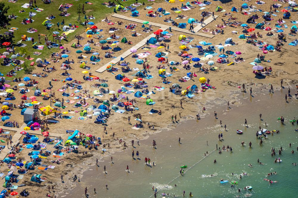 Luftaufnahme Voerde (Niederrhein) - Uferbereiche des Tenderingssee und des Freibades Strandbad Tenderingssee in Voerde (Niederrhein) im Bundesland Nordrhein-Westfalen - NRW, Deutschland