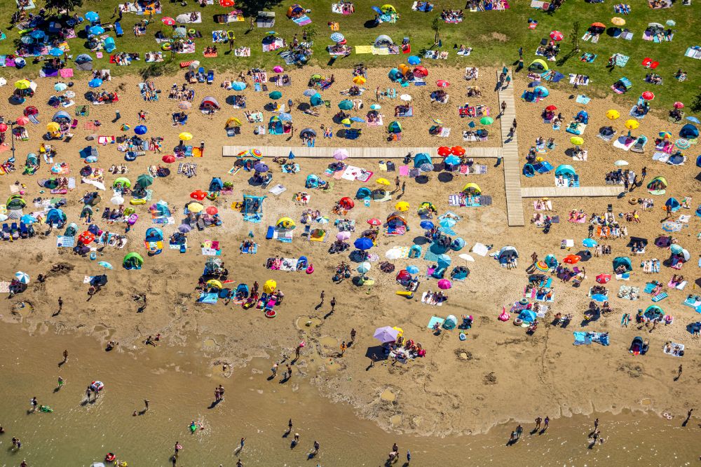 Voerde (Niederrhein) aus der Vogelperspektive: Uferbereiche des Tenderingssee und des Freibades Strandbad Tenderingssee in Voerde (Niederrhein) im Bundesland Nordrhein-Westfalen - NRW, Deutschland