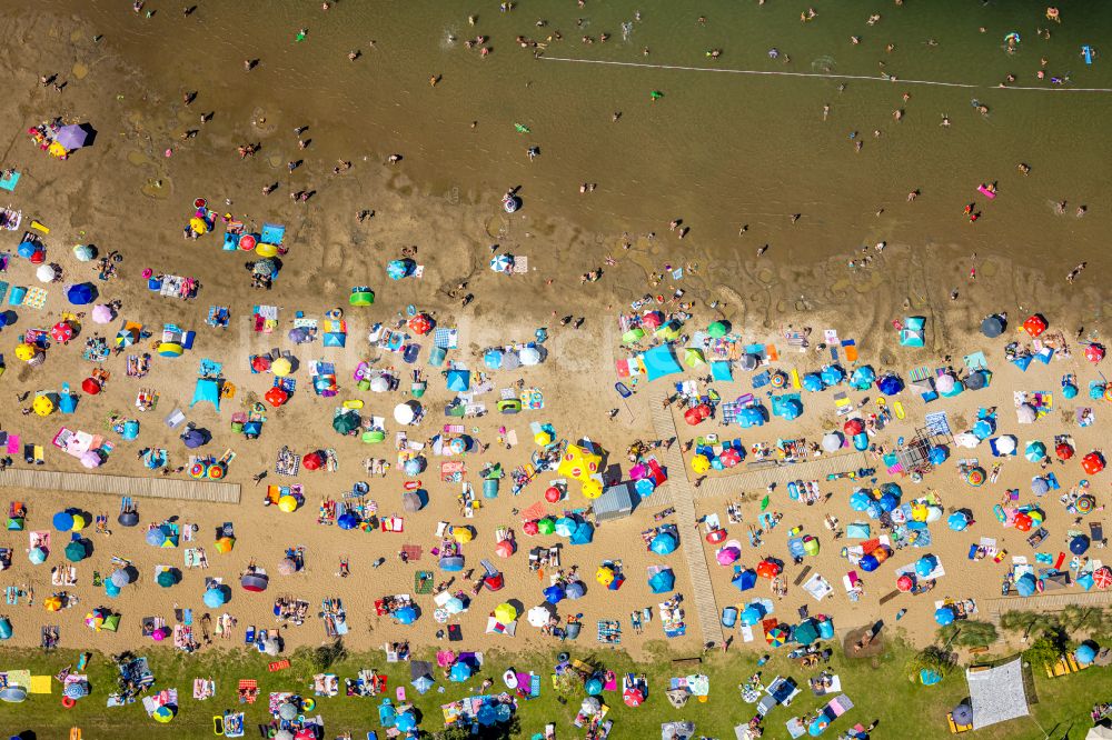 Voerde (Niederrhein) von oben - Uferbereiche des Tenderingssee und des Freibades Strandbad Tenderingssee in Voerde (Niederrhein) im Bundesland Nordrhein-Westfalen - NRW, Deutschland