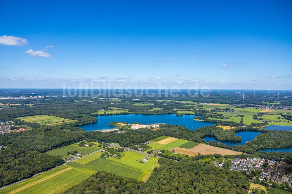 Voerde (Niederrhein) von oben - Uferbereiche des Tenderingssee und des Freibades Strandbad Tenderingssee in Voerde (Niederrhein) im Bundesland Nordrhein-Westfalen - NRW, Deutschland