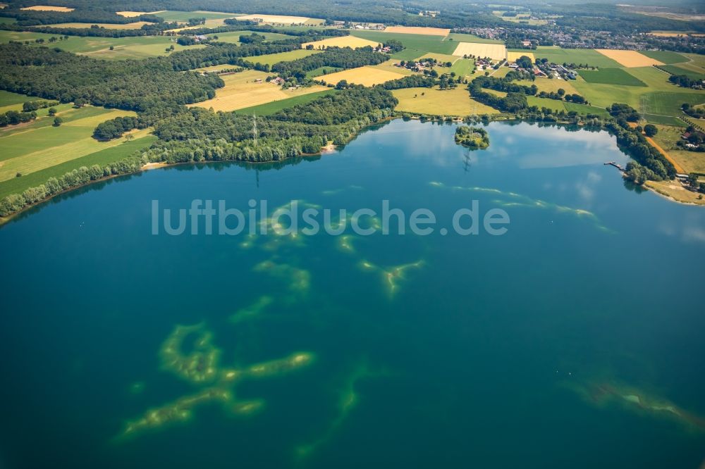 Voerde (Niederrhein) aus der Vogelperspektive: Uferbereiche des Tenderingssee in Voerde (Niederrhein) im Bundesland Nordrhein-Westfalen - NRW, Deutschland