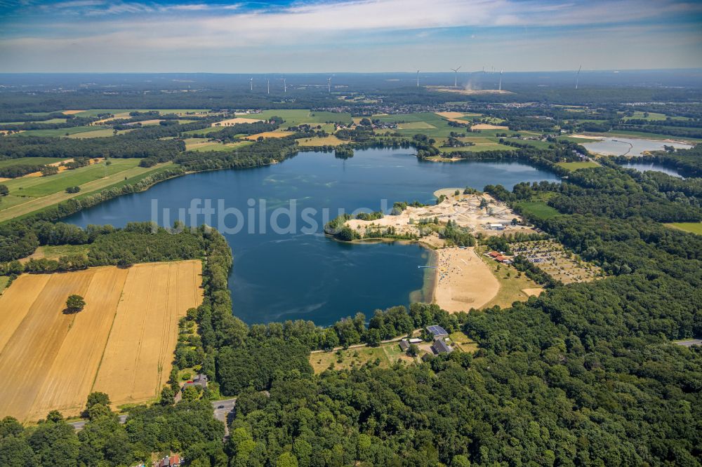 Voerde (Niederrhein) aus der Vogelperspektive: Uferbereiche des Tenderingssee in Voerde (Niederrhein) im Bundesland Nordrhein-Westfalen - NRW, Deutschland