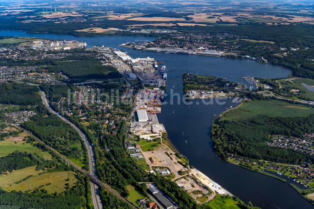 Luftbild Schlutup - Uferbereiche an der Trave - Flussverlauf in Schlutup im Bundesland Schleswig-Holstein, Deutschland