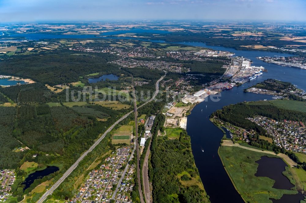 Luftaufnahme Schlutup - Uferbereiche an der Trave - Flussverlauf in Schlutup im Bundesland Schleswig-Holstein, Deutschland