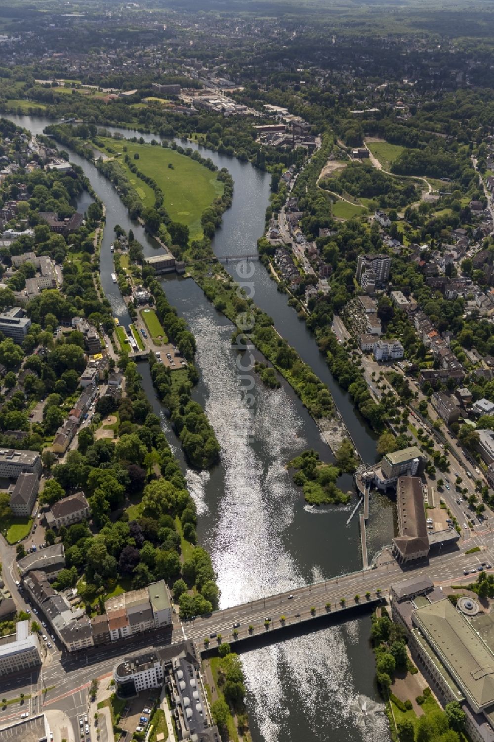 Luftbild Mülheim - Uferbereiche und Wehr an der Ruhr an der Schloßbrücke in Mülheim im Bundesland Nordrhein-Westfalen