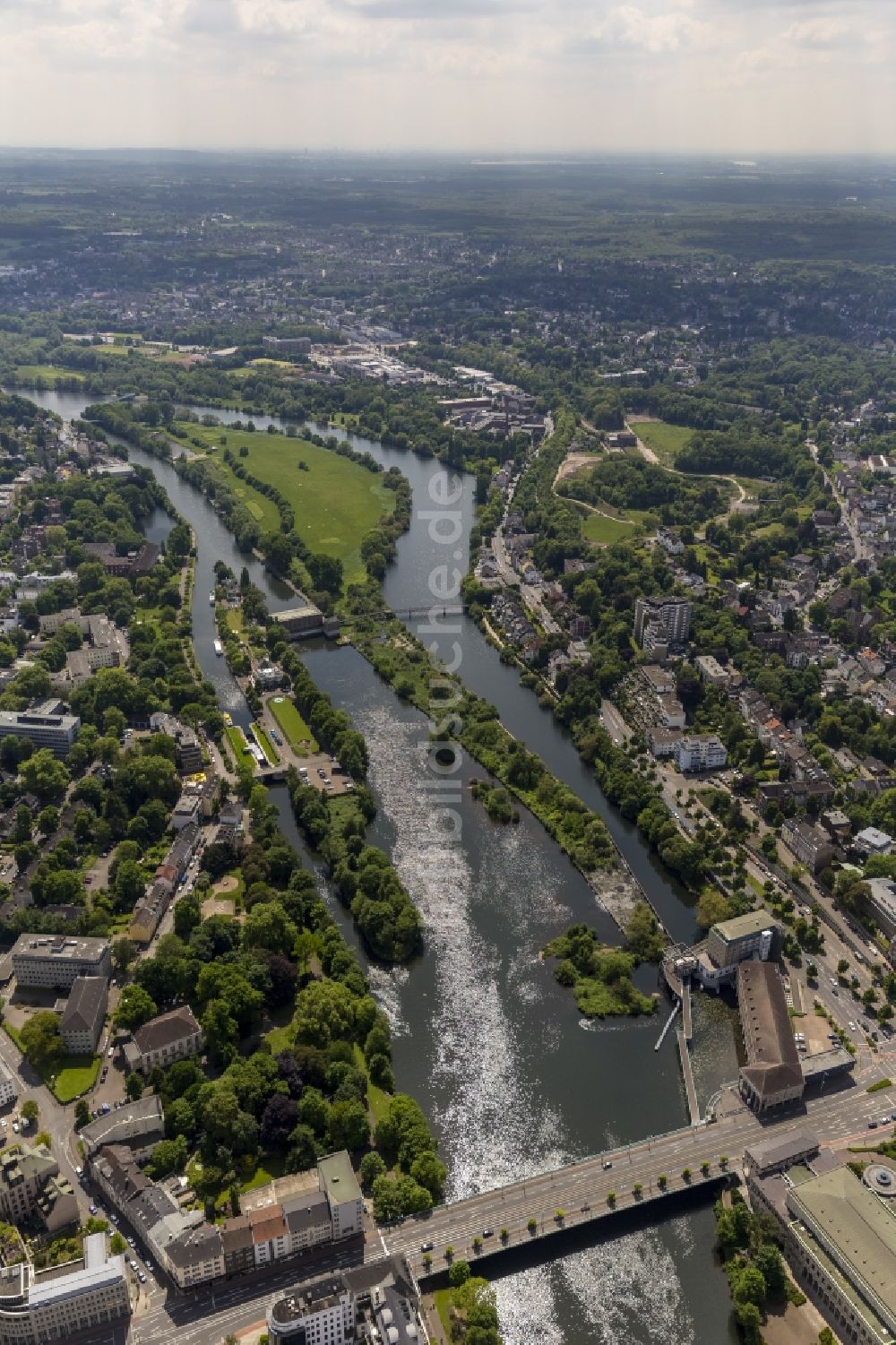 Mülheim von oben - Uferbereiche und Wehr an der Ruhr an der Schloßbrücke in Mülheim im Bundesland Nordrhein-Westfalen