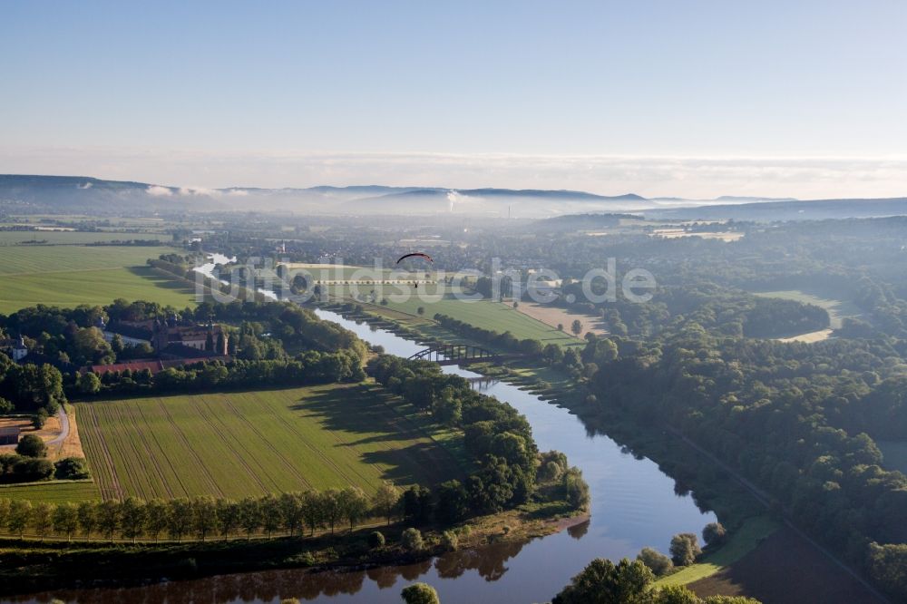 Lüchtringen von oben - Uferbereiche am der Weser Flußverlauf in Lüchtringen im Bundesland Niedersachsen, Deutschland