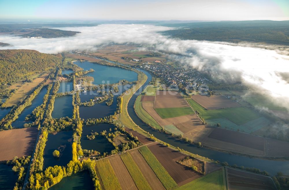 Luftaufnahme Höxter - Uferbereiche am Weser Flußverlauf mit einer See- Landschaft in Höxter im Bundesland Nordrhein-Westfalen, Deutschland