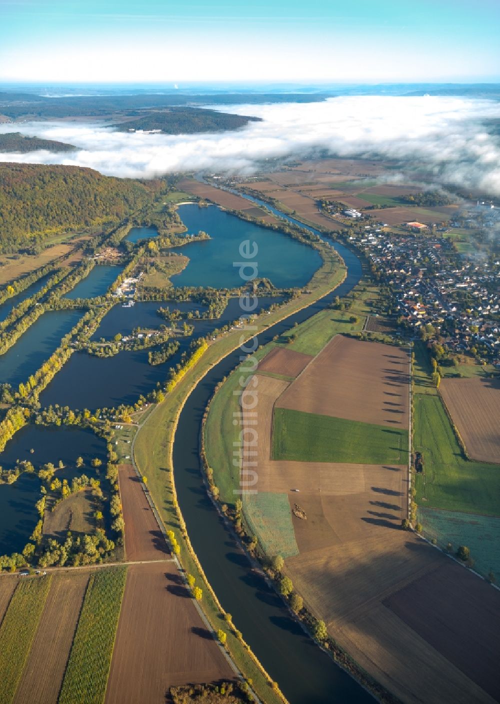 Höxter von oben - Uferbereiche am Weser Flußverlauf mit einer See- Landschaft in Höxter im Bundesland Nordrhein-Westfalen, Deutschland