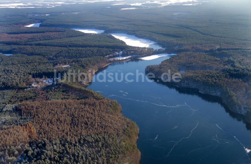 Lychen von oben - Uferbereiche des Zenssee im Winter im Ortsteil Hohenlychen in Lychen im Bundesland Brandenburg