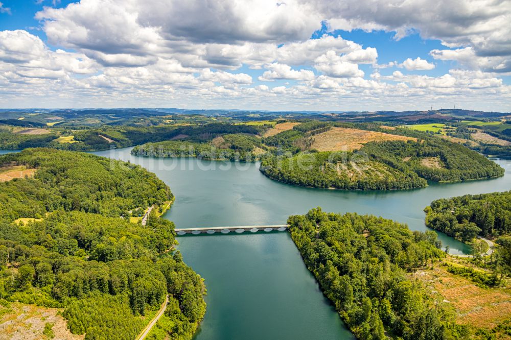 Lüdenscheid aus der Vogelperspektive: Uferbereichen der Versetalsperre in Lüdenscheid im Bundesland Nordrhein-Westfalen, Deutschland