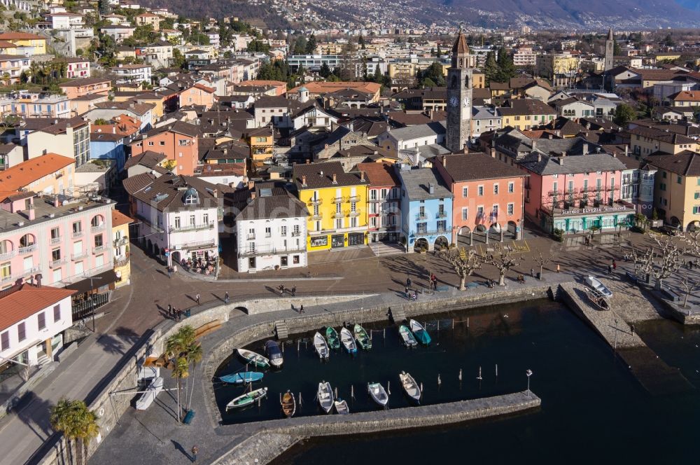 Ascona aus der Vogelperspektive: Uferpromenade Lago Maggiore in Ascona im Kanton Tessin in der Schweiz