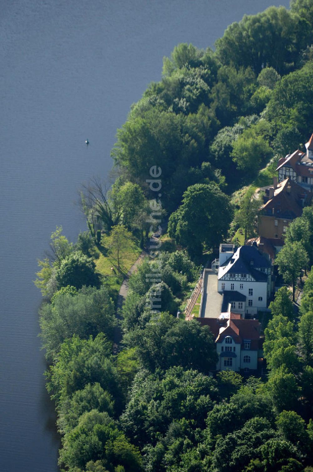 Luftaufnahme Potsdam Babelsberg - Uferweg der Villen am Griebnitzsee in Potsdam