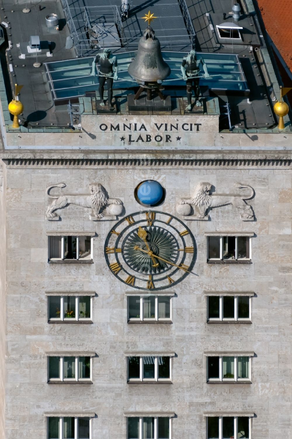 Luftaufnahme Leipzig - Uhr am Krochhochhaus mit dem Museum Ägyptisches Museum in Leipzig im Bundesland Sachsen, Deutschland