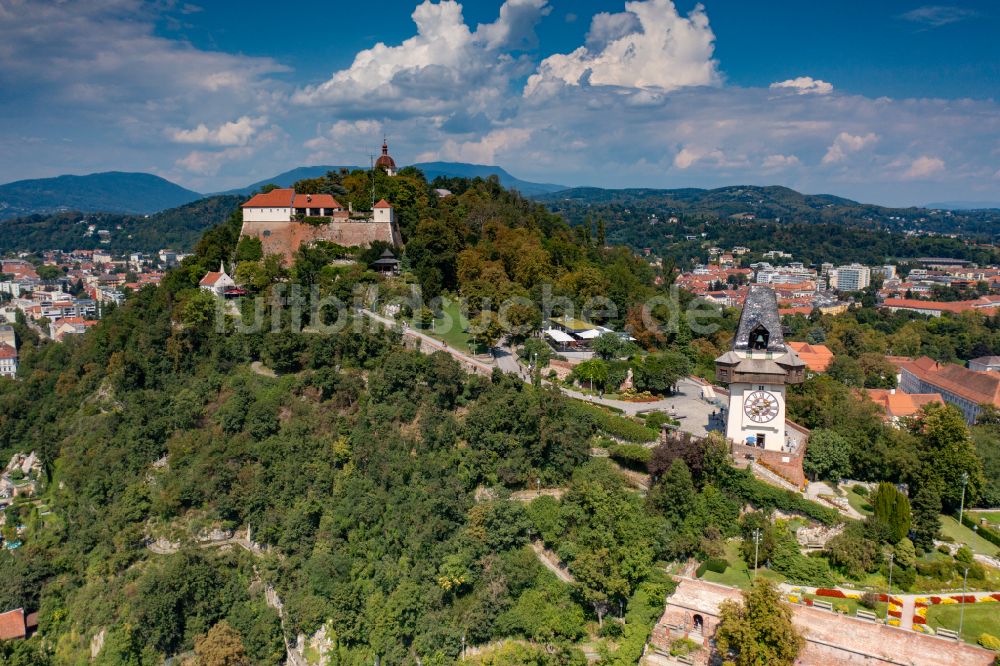 Luftbild Graz - Uhrturm im romanischen Garten am Schloßberg in Graz in Steiermark, Österreich in Graz in Steiermark, Österreich