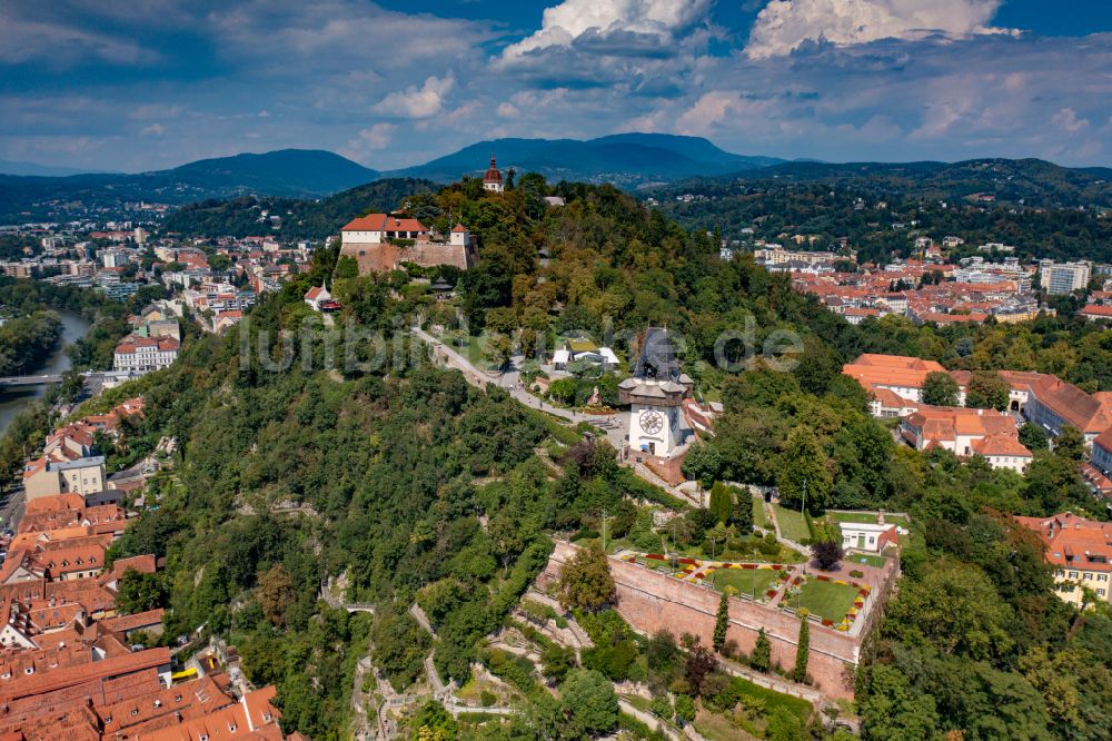 Luftaufnahme Graz - Uhrturm im romanischen Garten am Schloßberg in Graz in Steiermark, Österreich in Graz in Steiermark, Österreich