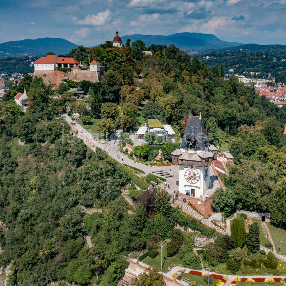 Graz von oben - Uhrturm im romanischen Garten am Schloßberg in Graz in Steiermark, Österreich in Graz in Steiermark, Österreich