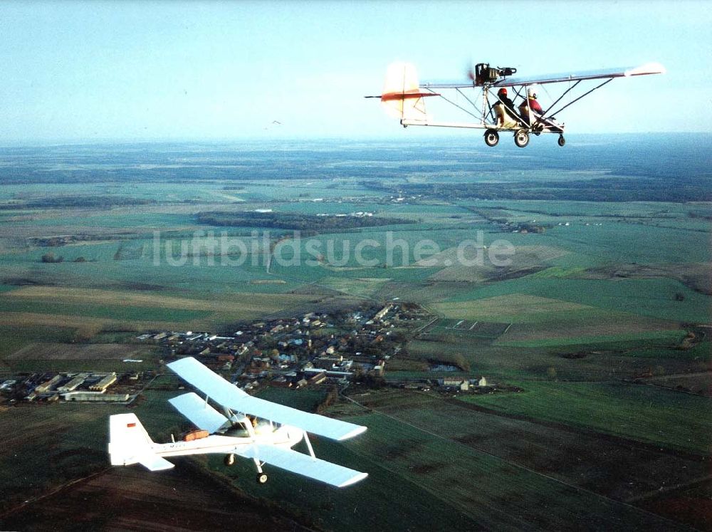 Luftaufnahme Eggersdorf - Müncheberg - UL-Flugzeuge der UL-Flugschule Märkische Schweiz beim Flug über dem Flugplatz Eggersdorf.